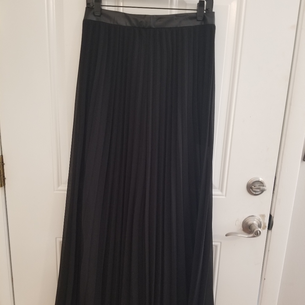 Luna Black Pleated Skirt